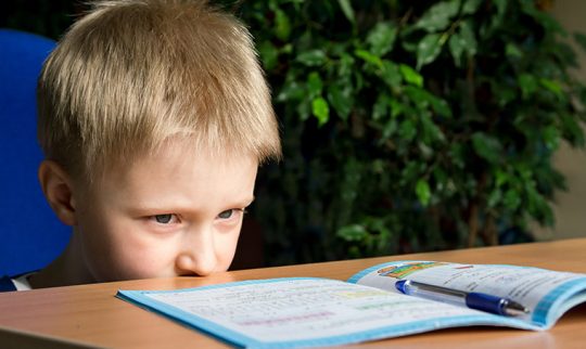 Uro og manglende fokus er noen av utfordringene ved ADHD hos barn. Dopamoin kan også spille en rolle.